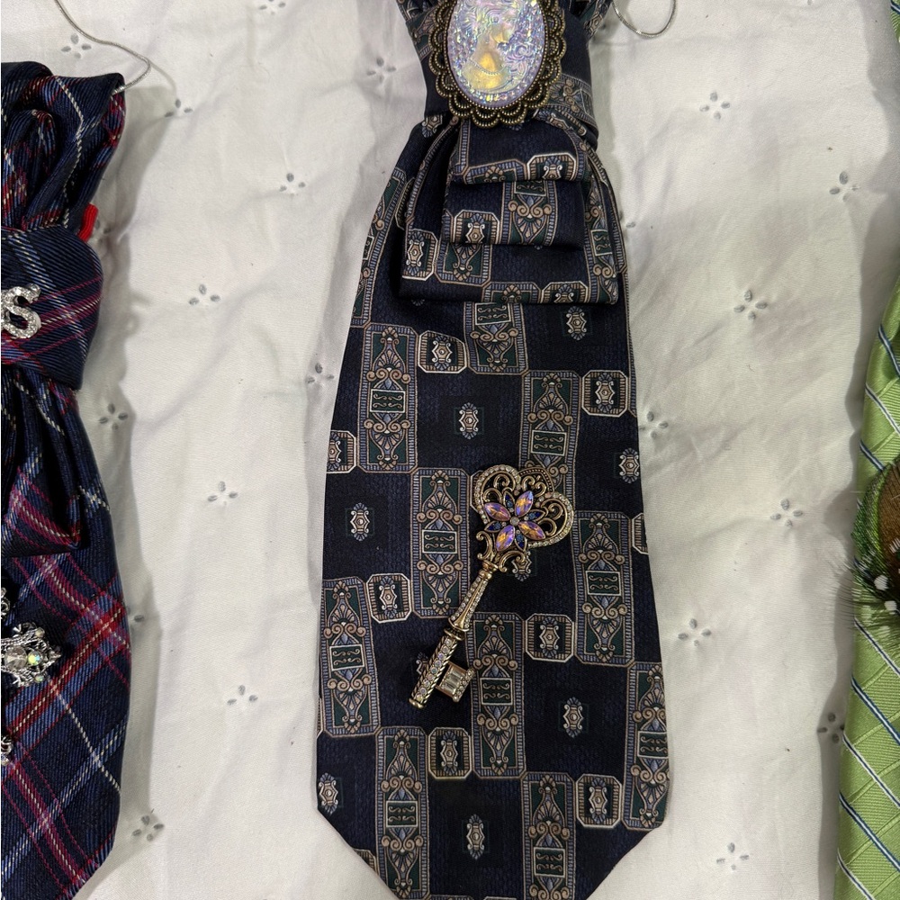 Vintage-Inspired Black and Gray Patterned Tie necklace with cameo